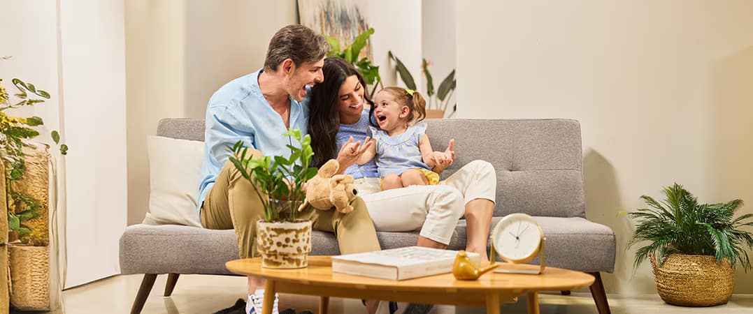 Familia feliz con papá, mamá y tres hijos.